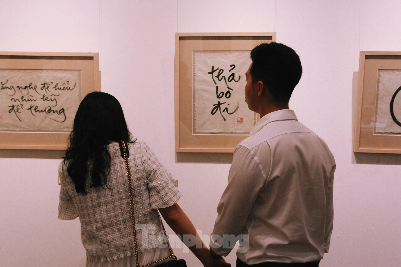 Tới thưởng thức triển lãm, đôi bạn trẻ học tại trường Đại học Mỹ thuật cho biết: &quot;Triển lãm này đối với mình chứa rất nhiều ý nghĩa. Mình đã thưởng thức nhiều tác phẩm hội họa, nghệ thuật khác nhau nhưng triển lãm của thiền sư Thích Nhất Hạnh khiến mình ấn tượng nhiều nhất. Dù các tác phẩm chỉ là nét chữ đơn giản nhưng ý nghĩa của nó rất sâu rộng khiến mình phải ngẫm nghĩ...&quot;