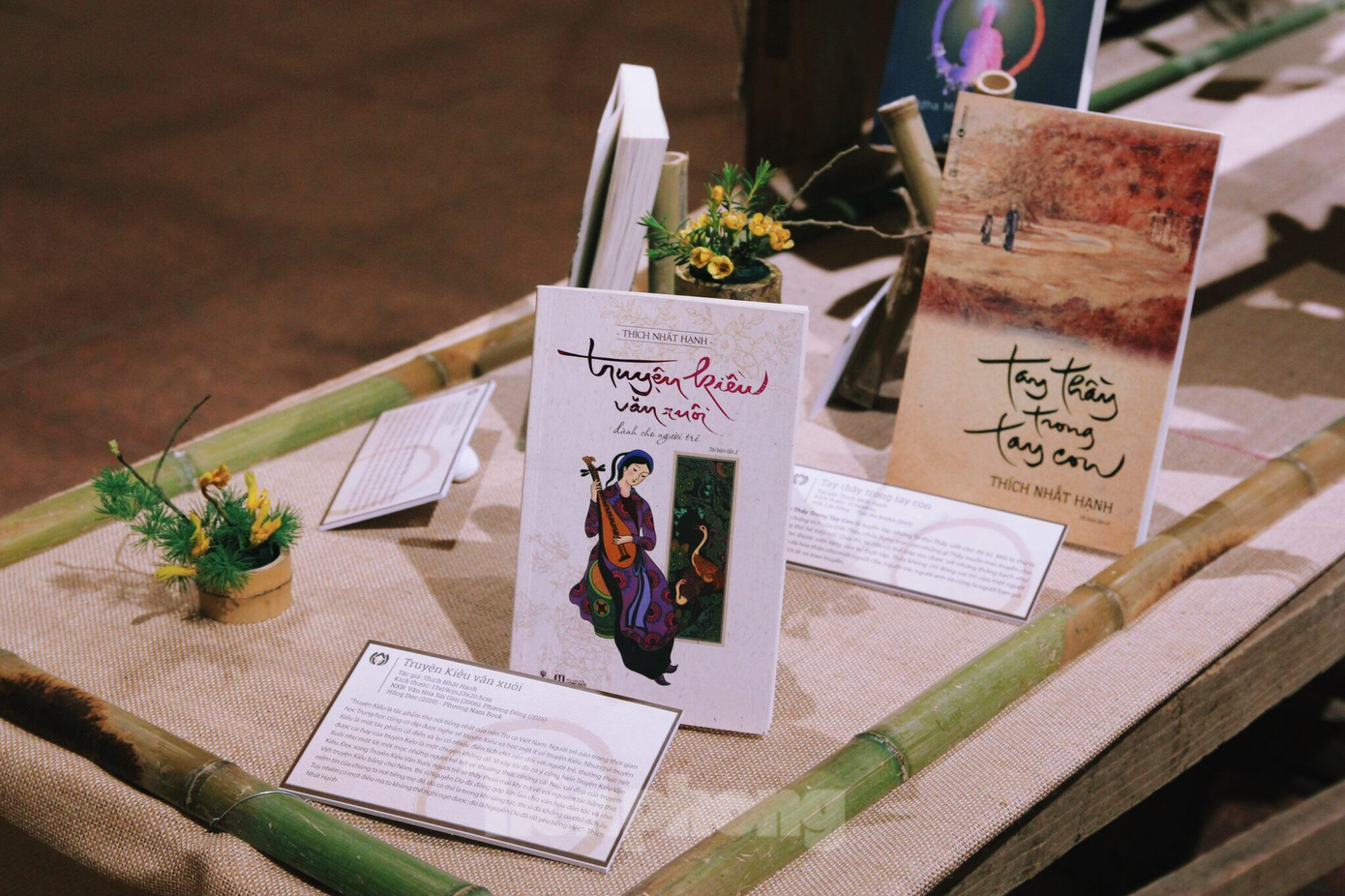 Bên cạnh thư pháp, lần đầu tiên cuốn sách thư pháp Hương thơm quê mẹ do thiền sư thực hiện với hơn 200 trang song ngữ Việt - Anh cũng ra mắt độc giả.