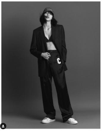 Trong những lần xuất hiện trên bìa tạp chí, sân khấu, Lisa vẫn tự tin diện bộ đồ cut - out, sexy khoe 3 vòng chuẩn mẫu săn chắc.