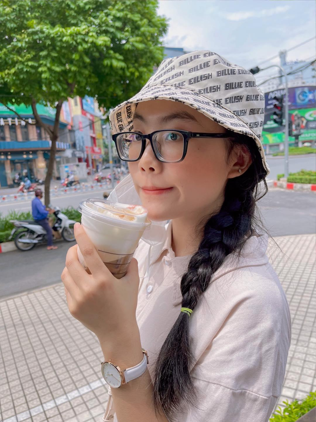 Phương Mỹ Chi đăng hình selfie nhưng vẫn không quên để lại nhắc nhở fan bảo vệ sức khỏe bằng khẩu trang khi ra đường. Phương Mỹ Chi đăng hình selfie nhưng vẫn không quên để lại nhắc nhở fan bảo vệ sức khỏe bằng khẩu trang khi ra đường.