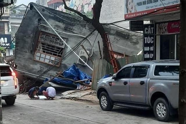 Ngôi nhà bị sập ra phía đường Lý Công Uẩn là đường 1 chiều của thành phố Lào Cai, ban ngày khá đông phương tiện qua lại. Ngôi nhà bị sập ra phía đường Lý Công Uẩn là đường 1 chiều của thành phố Lào Cai, ban ngày khá đông phương tiện qua lại.