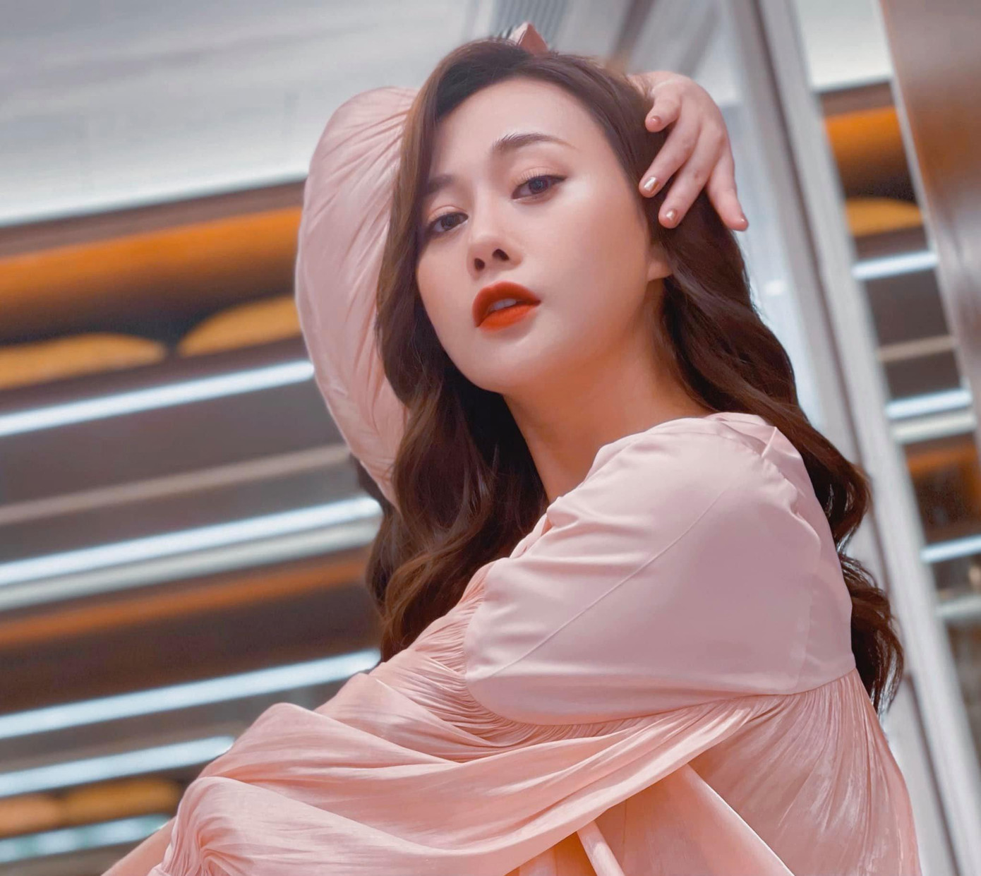 Sau thông báo chính thức chia tay "Hương vị tình thân", Phương Oanh lập tức phủ sóng trang cá nhân bằng loạt hình ảnh quyến rũ, sành điệu gây chú ý. Sau thông báo chính thức chia tay "Hương vị tình thân", Phương Oanh lập tức phủ sóng trang cá nhân bằng loạt hình ảnh quyến rũ, sành điệu gây chú ý.