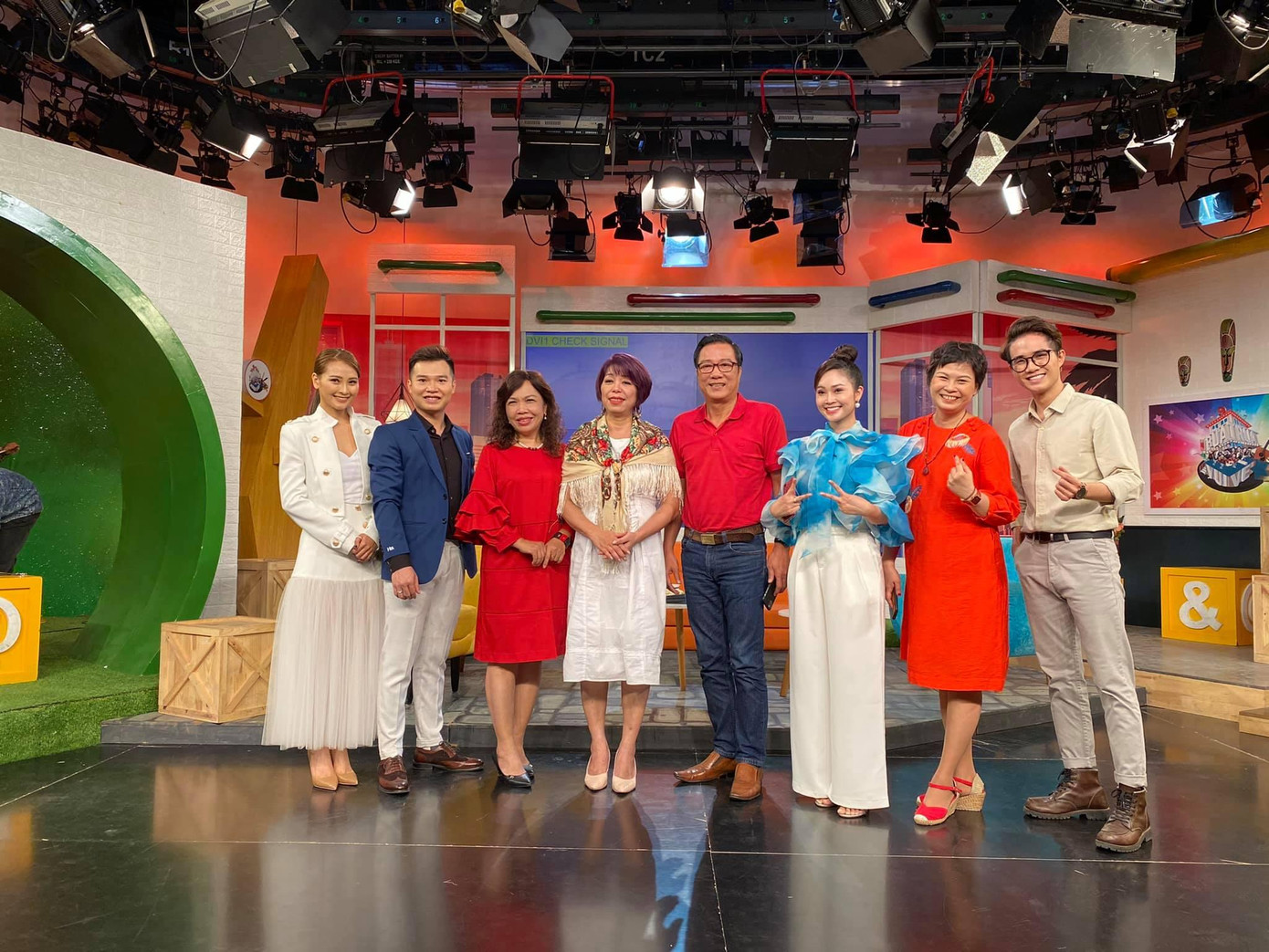 Với phong cách dẫn trẻ trung, năng động nên Mù Tạt được rất yêu khán giả của VTV6 yêu thích.