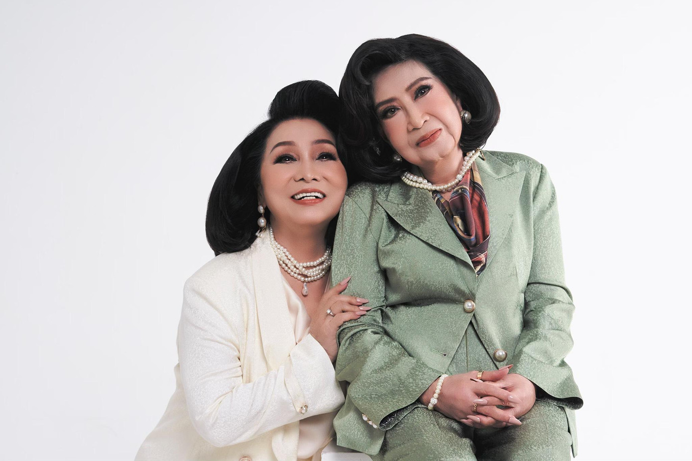 Từ phía NSƯT Diệu Hiền, bà cũng tâm sự: "Chúng tôi không biết khi nào sẽ về “đất mẹ” nên giờ đây có cơ hội muốn ôn lại kỷ niệm. Những điều quý giá nhất trong cuộc đời mình sẽ được gom gọn và chia sẻ. Để trong lòng lâu ngày nặng trĩu nên chúng tôi muốn tâm sự giãi bày cùng mọi người”. Từ phía NSƯT Diệu Hiền, bà cũng tâm sự: "Chúng tôi không biết khi nào sẽ về “đất mẹ” nên giờ đây có cơ hội muốn ôn lại kỷ niệm. Những điều quý giá nhất trong cuộc đời mình sẽ được gom gọn và chia sẻ. Để trong lòng lâu ngày nặng trĩu nên chúng tôi muốn tâm sự giãi bày cùng mọi người”.