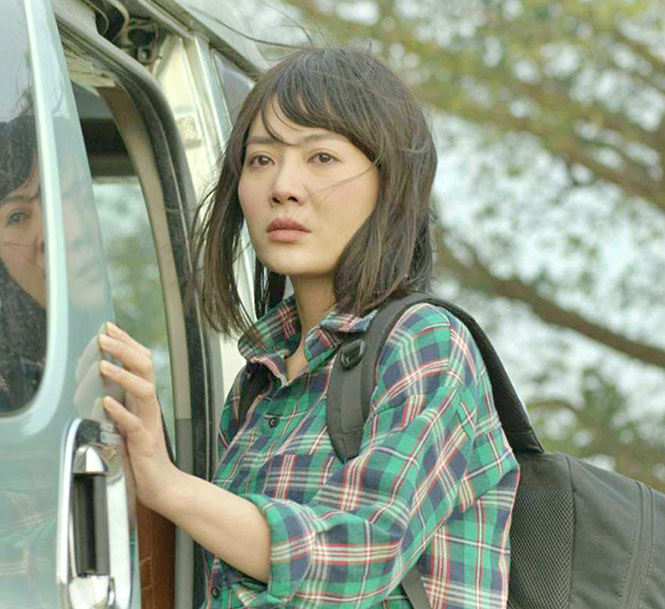 Bộ phim "Mùa hoa tìm lại" phát sóng giờ vàng truyền hình VTV đang thu hút đông đảo người xem. Trong đó, diễn viên Thanh Hương vào vai Lệ - một cô gái có hoàn cảnh éo le: bố mất sớm, mẹ bỏ đi theo người đàn ông khác. Lệ trở về quê hương sau 10 năm bôn ba trên thành phố, cô muốn làm lại cuộc đời, muốn phụng dưỡng người bà mà cô yêu thương, và cũng muốn những người đã từng xem thường cô phải hối hận. Bộ phim "Mùa hoa tìm lại" phát sóng giờ vàng truyền hình VTV đang thu hút đông đảo người xem. Trong đó, diễn viên Thanh Hương vào vai Lệ - một cô gái có hoàn cảnh éo le: bố mất sớm, mẹ bỏ đi theo người đàn ông khác. Lệ trở về quê hương sau 10 năm bôn ba trên thành phố, cô muốn làm lại cuộc đời, muốn phụng dưỡng người bà mà cô yêu thương, và cũng muốn những người đã từng xem thường cô phải hối hận.