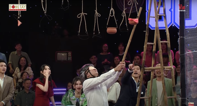 Trò chơi bịt mắt đập niêu khiến khán giả &quot;cười lăn cười bò&quot;.
