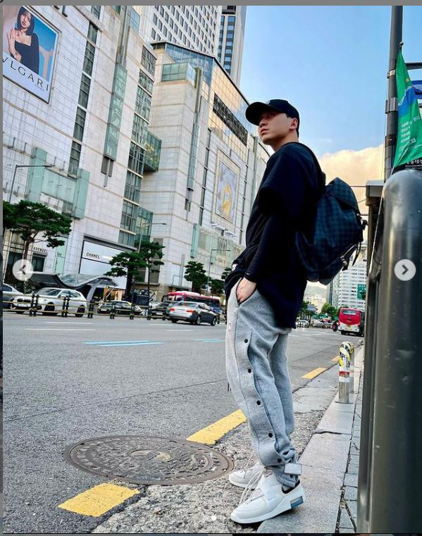 Từ phía Karik, anh cũng mới chia sẻ bức ảnh được chụp cùng Lisa trên biển quảng cáo với dòng chia sẻ: &quot;Mình thấy Lisa kìa, mình là fan của Lisa đó&quot;.