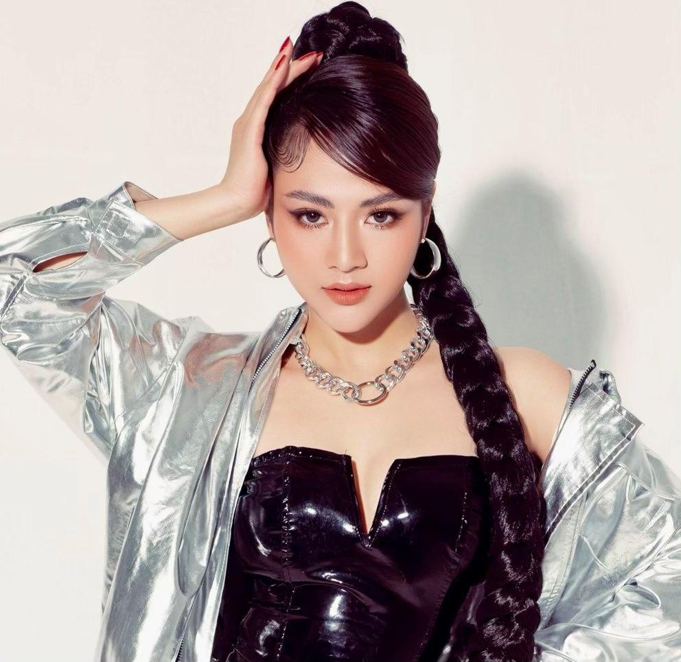 Việt Hoa đã gây được ấn tượng tốt với khán giả qua những vai diễn đầu tiên này. Cô nàng sở hữu lối diễn xuất tự nhiên, từ cách nhả thoại đến biểu cảm đều thu hút người xem.