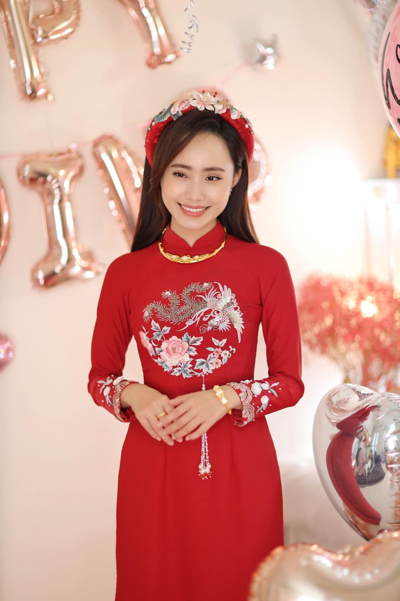 Theo chia sẻ từ Xuân Anh: "Lễ đón dâu tối giản chỉ nội bộ gia đình, không cỗ bàn, không tiệc tùng nhộn nhịp, không mời bạn bè quan khách 2 họ. Điều này khác hẳn những gì cô gái tưởng tượng suốt 20 năm qua". Theo chia sẻ từ Xuân Anh: "Lễ đón dâu tối giản chỉ nội bộ gia đình, không cỗ bàn, không tiệc tùng nhộn nhịp, không mời bạn bè quan khách 2 họ. Điều này khác hẳn những gì cô gái tưởng tượng suốt 20 năm qua".