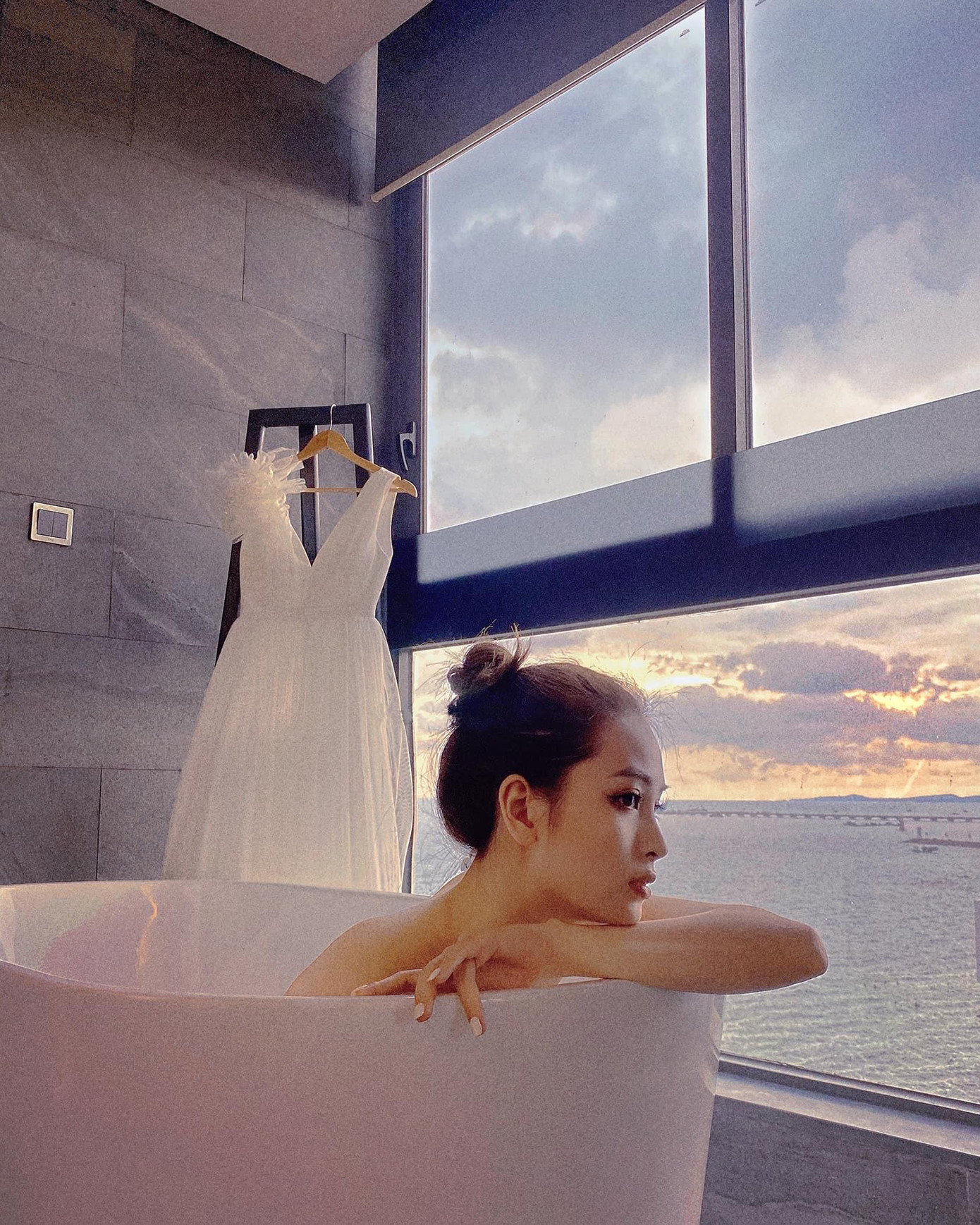 Dù tạo dáng ở góc mặt nào, nữ MC trẻ vẫn thu hút đông đảo ánh nhìn của khán giả. Bộ này của cô nhanh chóng cán mốc gần 10.000 lượt yêu thích, hơn trăm bình luận từ khán giả.