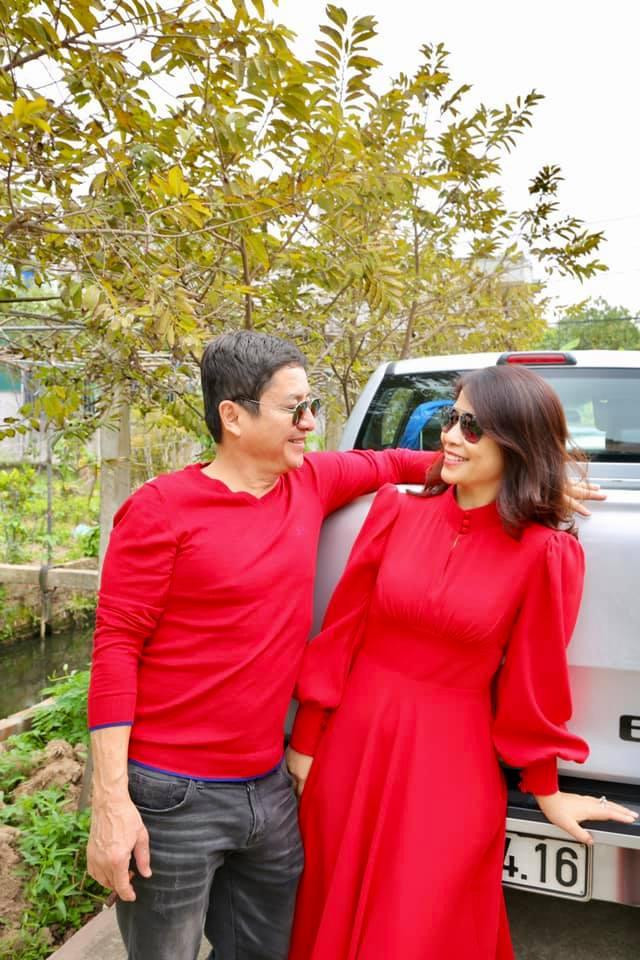 Dù ngoài 60 nhưng anh và bạn gái vẫn luôn &quot;giữ lửa&quot;, hâm nóng tình yêu bằng những cử chỉ, hành động nhỏ nhất như mặc đồ đôi, chăm sóc đối phương tận tình, tinh tế.