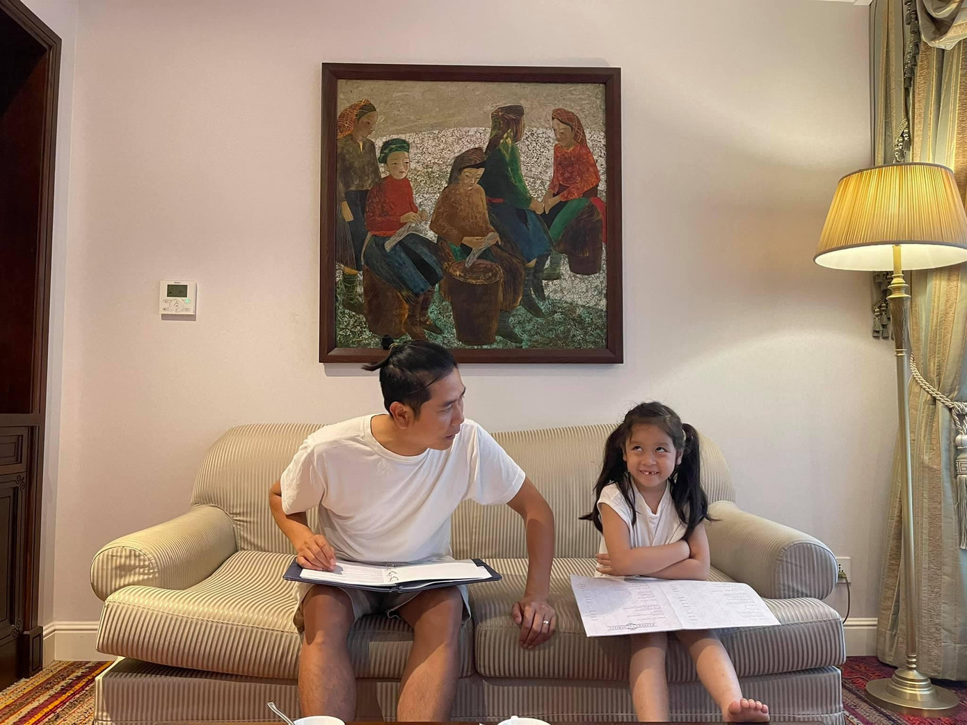 Mặc dù ba mẹ đều là huấn luyện viên của các show truyền hình nhưng nhạc sĩ Hồ Hoài Anh thẳng thắn chia sẻ anh không đồng ý để con bước vào showbiz quá sớm. &quot;Ngay từ đầu, tôi đã bàn với vợ không đưa con lấn sâu vào các show truyền hình thực tế, hay làm hình ảnh quảng cáo dù có rất nhiều nhãn hàng, thương hiệu muốn mời mình nhưng mình cũng phải cân nhắc rất kĩ&quot;