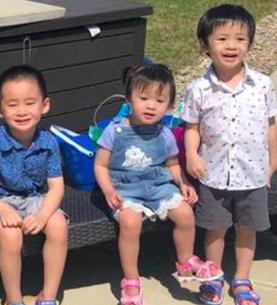 Đặc biệt, trong 3 anh em cư dân mạng dành lời khen tới gương mặt búp bê của bé gái út - con gái của Xuân Mai. Đặc biệt, trong 3 anh em cư dân mạng dành lời khen tới gương mặt búp bê của bé gái út - con gái của Xuân Mai.