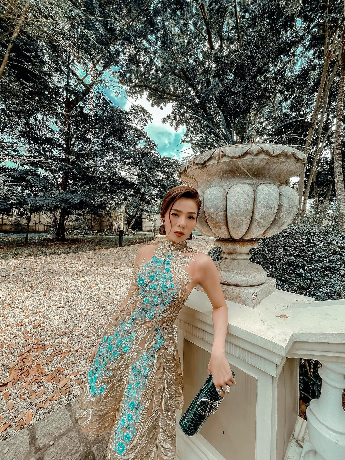 Thời gian qua, sau khi chính thức ly hôn với chồng cũ Đức Huy, Lệ Quyên dành thời gian đầu tư chăm sóc bản. Trên trang cá nhân, cô thường xuyên chia sẻ các quan điểm về việc yêu bản thân, sống healthy, tập gym,.. Gần đây, giọng ca đặc biệt được chú ý khi xác nhận hẹn hò cùng tình trẻ Lâm Bảo Châu nhận nhiều sự ủng hộ từ khán giả. Thời gian qua, sau khi chính thức ly hôn với chồng cũ Đức Huy, Lệ Quyên dành thời gian đầu tư chăm sóc bản. Trên trang cá nhân, cô thường xuyên chia sẻ các quan điểm về việc yêu bản thân, sống healthy, tập gym,.. Gần đây, giọng ca đặc biệt được chú ý khi xác nhận hẹn hò cùng tình trẻ Lâm Bảo Châu nhận nhiều sự ủng hộ từ khán giả.