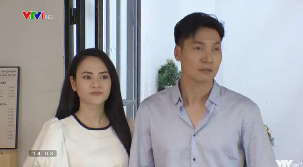 Cụ thể, sau nhiều năm xa cách, Nam và Long tình cờ chạm mặt nhau trong ngỡ ngàng. Lúc này, Nam là người được đưa tới để thiết kế nhà cho vợ chồng Long. &quot;Xin giới thiệu với ông đây là Nam, kỹ sư tôi mời tới để giúp đỡ vợ chồng cậu đấy&quot; bạn Long giới thiệu Nam.