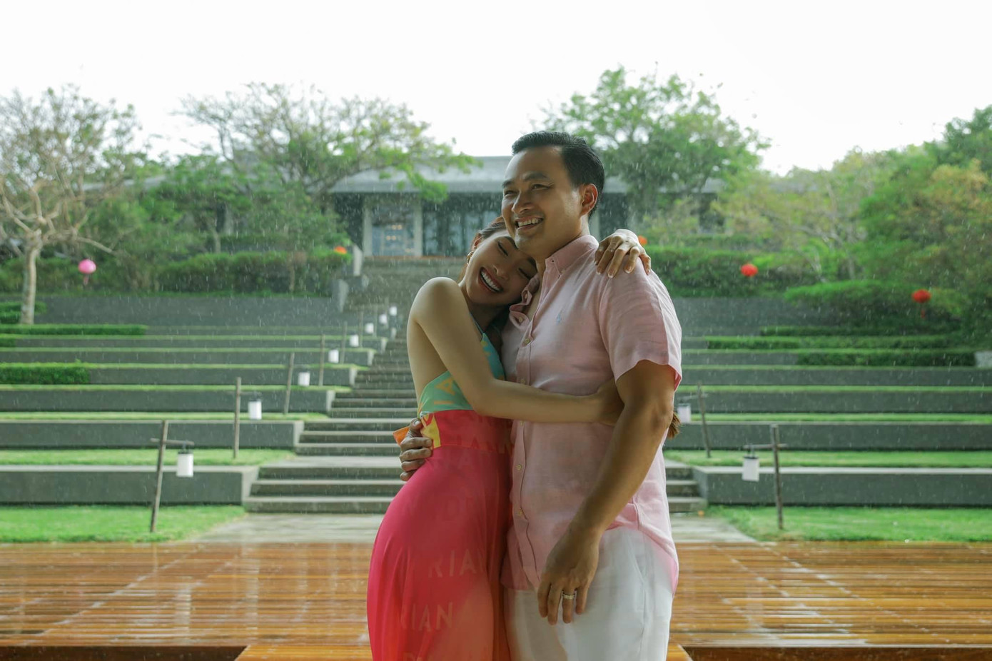 Trong ảnh, cặp đôi dành nhiều hành động tình cảm, lãng mạn bên nhau. Chi Bảo khéo léo chọn trang phục phối hợp ăn ý cùng bà xã tông màu hường ngọt lịm. Trong ảnh, cặp đôi dành nhiều hành động tình cảm, lãng mạn bên nhau. Chi Bảo khéo léo chọn trang phục phối hợp ăn ý cùng bà xã tông màu hường ngọt lịm.