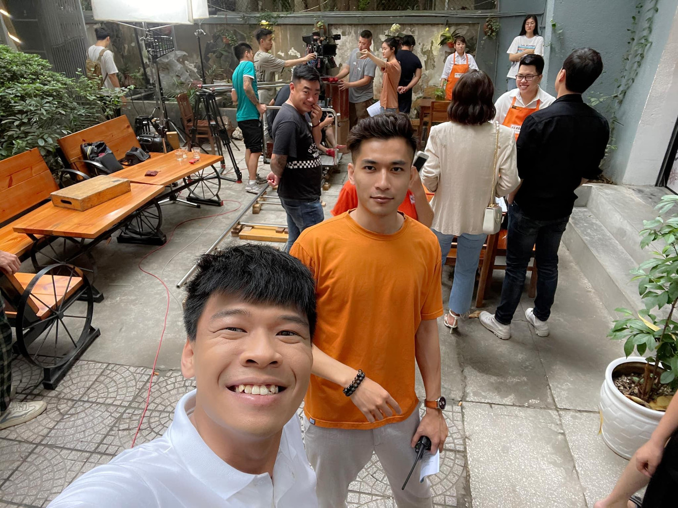 Bài chia sẻ của nam diễn viên nhanh chóng gây chú ý. Nhiều khán giả bất ngờ, tiếc nuối khi biết sắp phải chia tay "Long Đần" trong khi mối tình của Long Đần - Thục Anh đang được chú ý nhất ở những tập gần đây. Bài chia sẻ của nam diễn viên nhanh chóng gây chú ý. Nhiều khán giả bất ngờ, tiếc nuối khi biết sắp phải chia tay "Long Đần" trong khi mối tình của Long Đần - Thục Anh đang được chú ý nhất ở những tập gần đây.