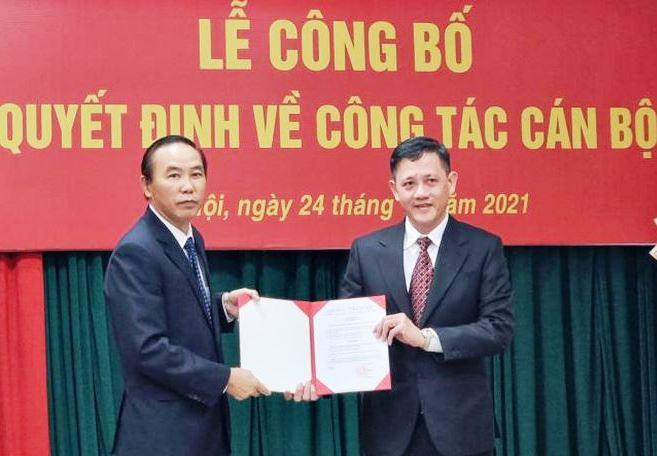 Thứ trưởng Phùng Đức Tiến trao quyết định và chúc mừng ông Dương Tất Thắng. Thứ trưởng Phùng Đức Tiến trao quyết định và chúc mừng ông Dương Tất Thắng.