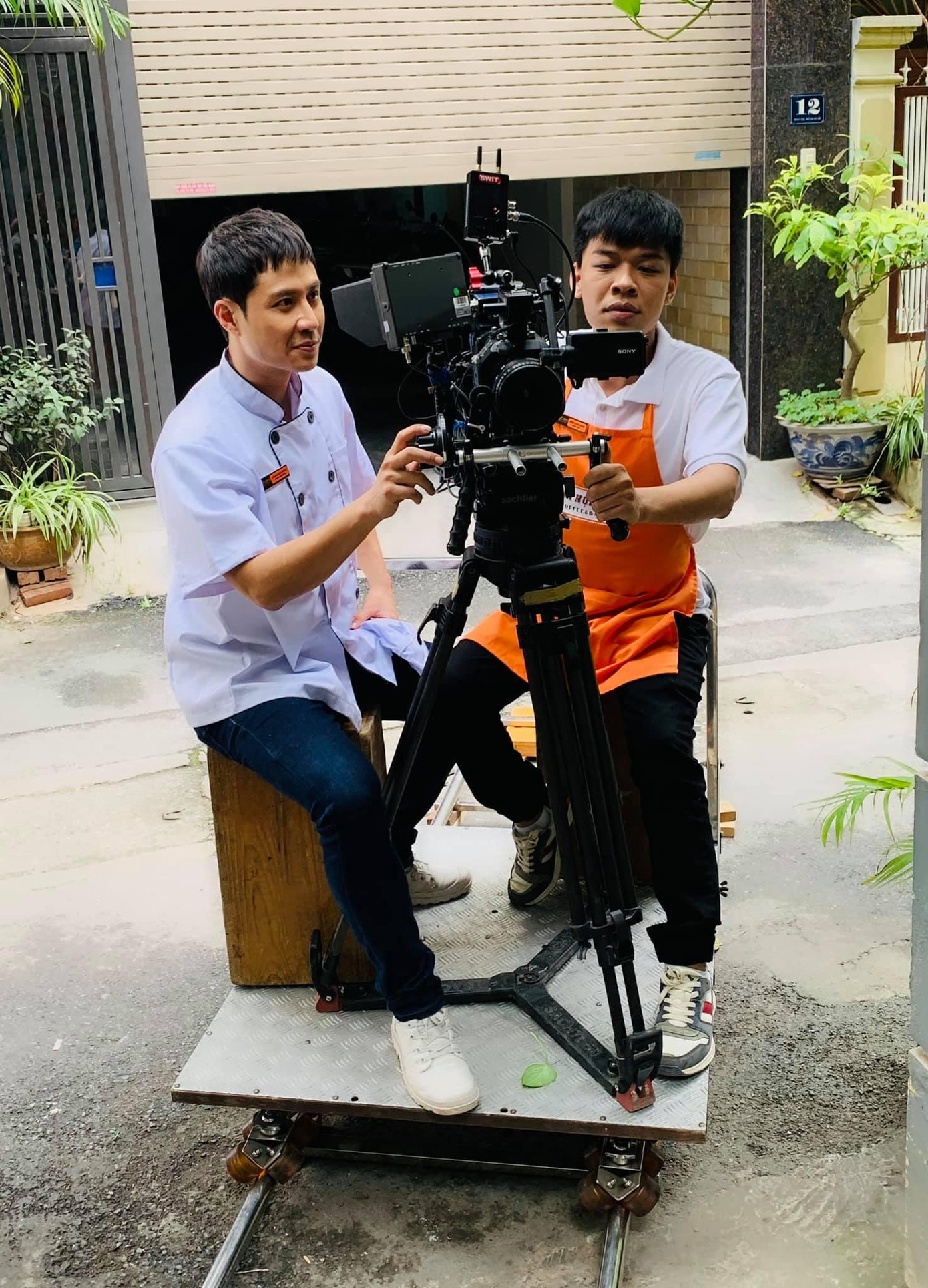Thanh Sơn - Trung Ruồi giả làm quay phim - đạo diễn vô cùng chuyên nghiệp. Thanh Sơn - Trung Ruồi giả làm quay phim - đạo diễn vô cùng chuyên nghiệp.