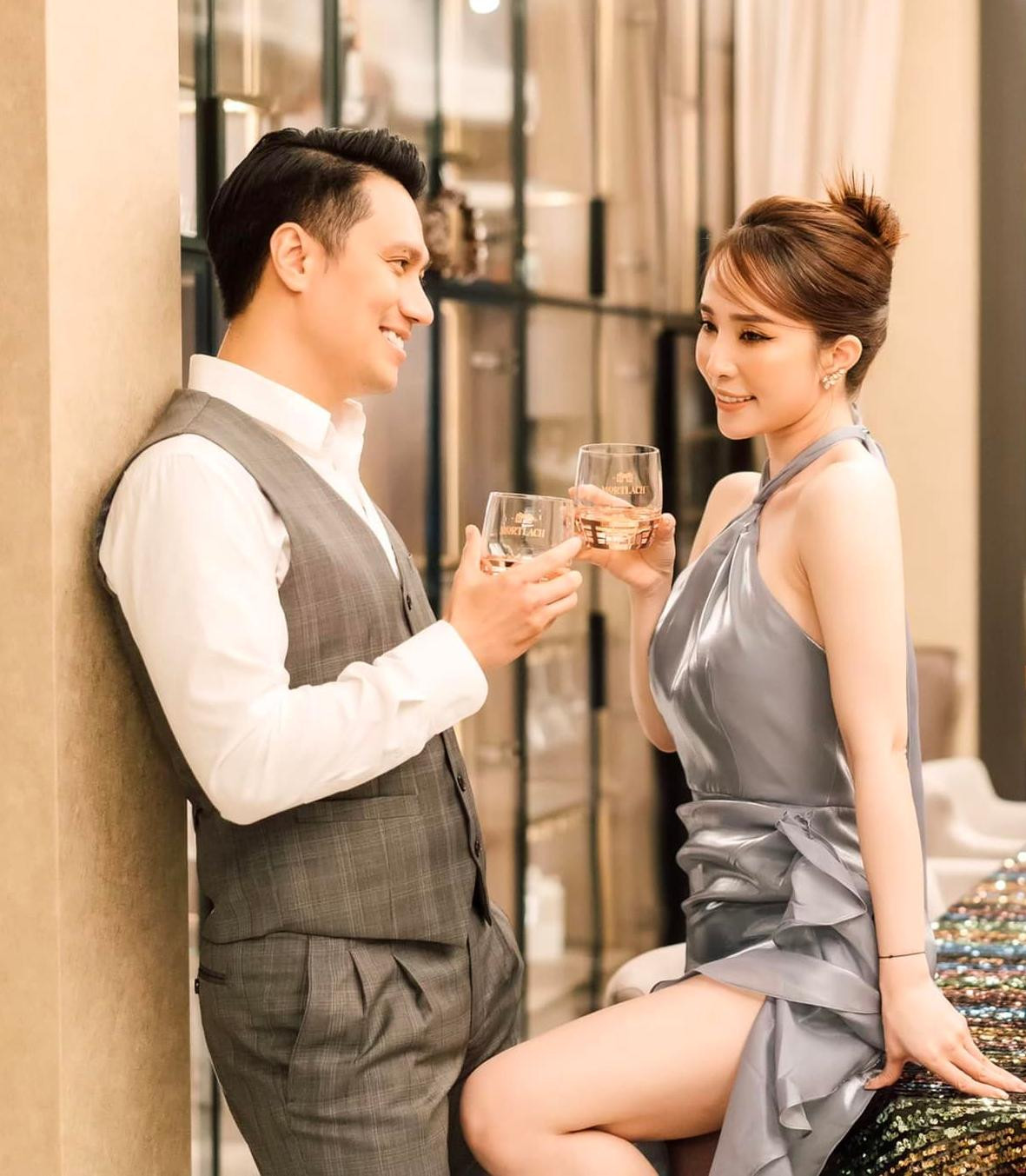 Việt Anh tình tứ bên Quỳnh Nga trong dự án mới.