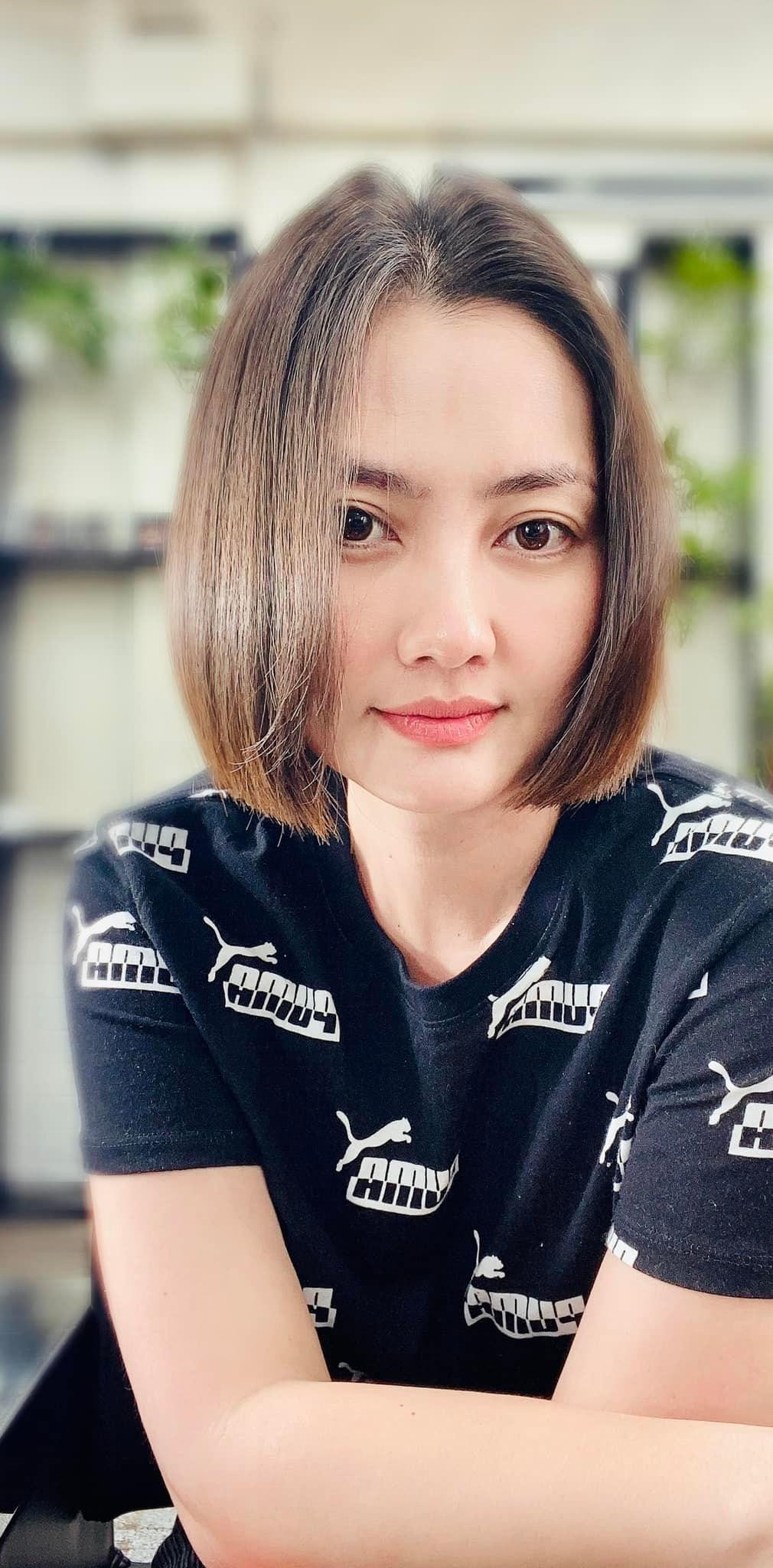 "Tóc này mặt này thì các bạn đoán xem vai sắp tới như thế nào" - Ngọc Lan viết. "Tóc này mặt này thì các bạn đoán xem vai sắp tới như thế nào" - Ngọc Lan viết.