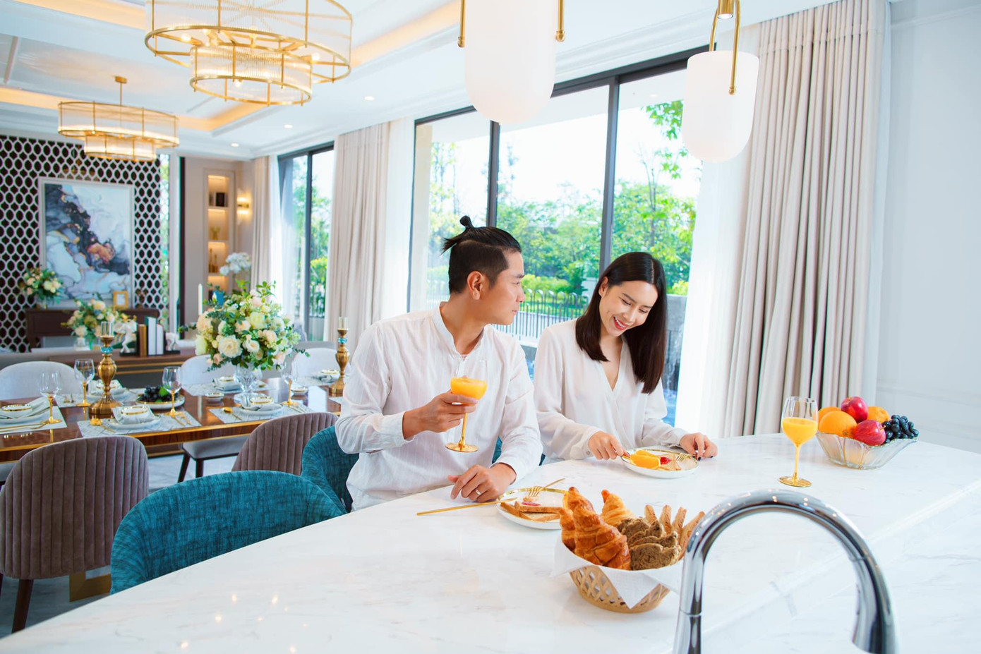 Từ phía Lưu Hương Giang, giọng ca cũng cho biết với cô niềm hạnh phúc không phải ở ánh hào quang của thành công sự nghiệp mà cô tìm thấy hạnh phúc khi ở bên và chăm sóc cho gia đình.