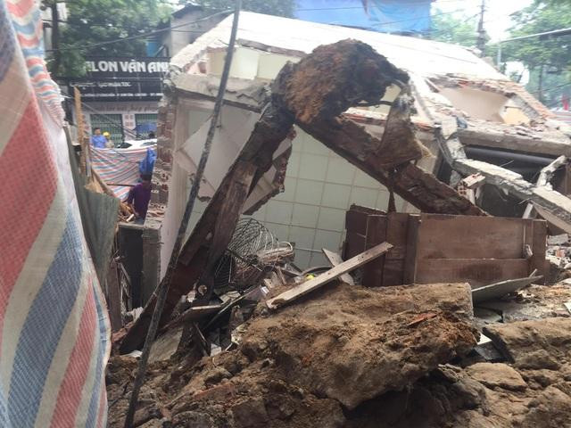 Cả ngôi nhà đổ nghiêng xuống như một khối xếp hình. Cả ngôi nhà đổ nghiêng xuống như một khối xếp hình.