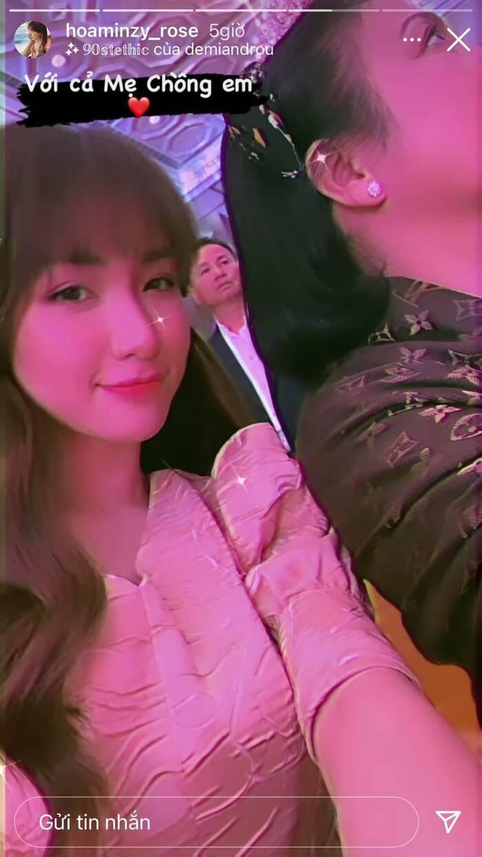 Gần đây, Hòa Minzy tiết lộ mối quan hệ của cô và mẹ chồng cũng rất thân thiện, được mẹ chồng rất yêu thương khiến công chúng vô cùng ngưỡng mộ.