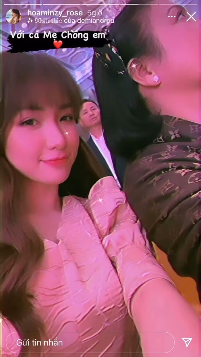Gần đây, Hòa Minzy tiết lộ mối quan hệ của cô và mẹ chồng cũng rất thân thiện, được mẹ chồng rất yêu thương khiến công chúng vô cùng ngưỡng mộ.