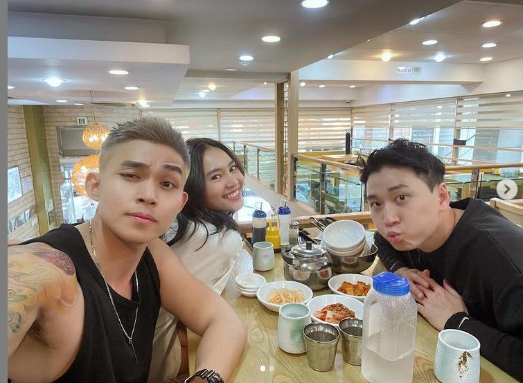 Sau đó, các nghệ sĩ đã có những cập nhật hình ảnh đầu tiên trên trang cá nhân.