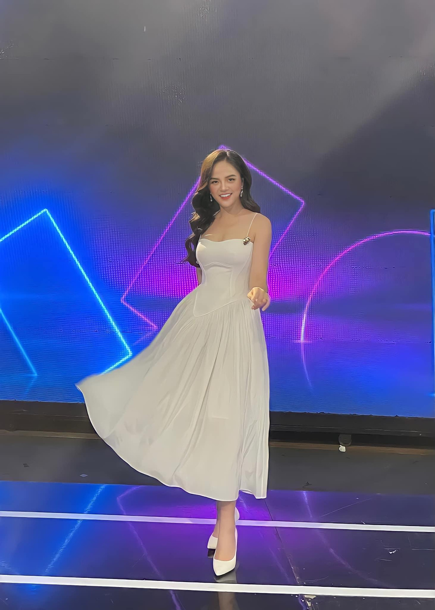 Dù đã trở thành mẹ 1 con, ở tuổi 33, Thu Quỳnh vẫn giữ được thần thái trẻ trung, tươi mới, xuân sắc. Dù đã trở thành mẹ 1 con, ở tuổi 33, Thu Quỳnh vẫn giữ được thần thái trẻ trung, tươi mới, xuân sắc.