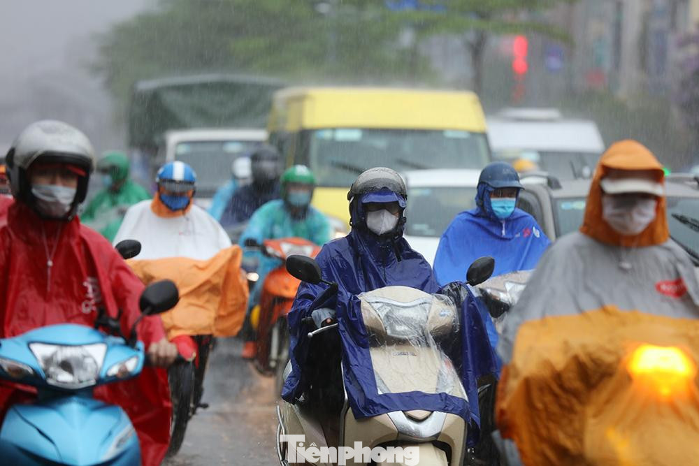 Sáng nay, khu vực nội thành đã có mưa vừa đến mưa to. Người tham gia giao thông vất vả với cơn mưa nặng hạt. Sáng nay, khu vực nội thành đã có mưa vừa đến mưa to. Người tham gia giao thông vất vả với cơn mưa nặng hạt.