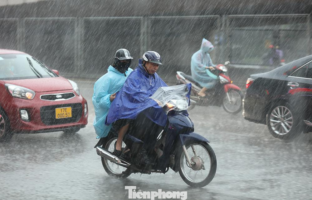Theo Trung tâm dự báo Khí tượng Thủy văn Quốc gia, trong những giờ tới, khu vực nội thành Hà Nội và các vùng lân cận tiếp tục có mưa với lượng mưa phổ biến trong khoảng từ 20 đến 40 cm. Theo Trung tâm dự báo Khí tượng Thủy văn Quốc gia, trong những giờ tới, khu vực nội thành Hà Nội và các vùng lân cận tiếp tục có mưa với lượng mưa phổ biến trong khoảng từ 20 đến 40 cm.