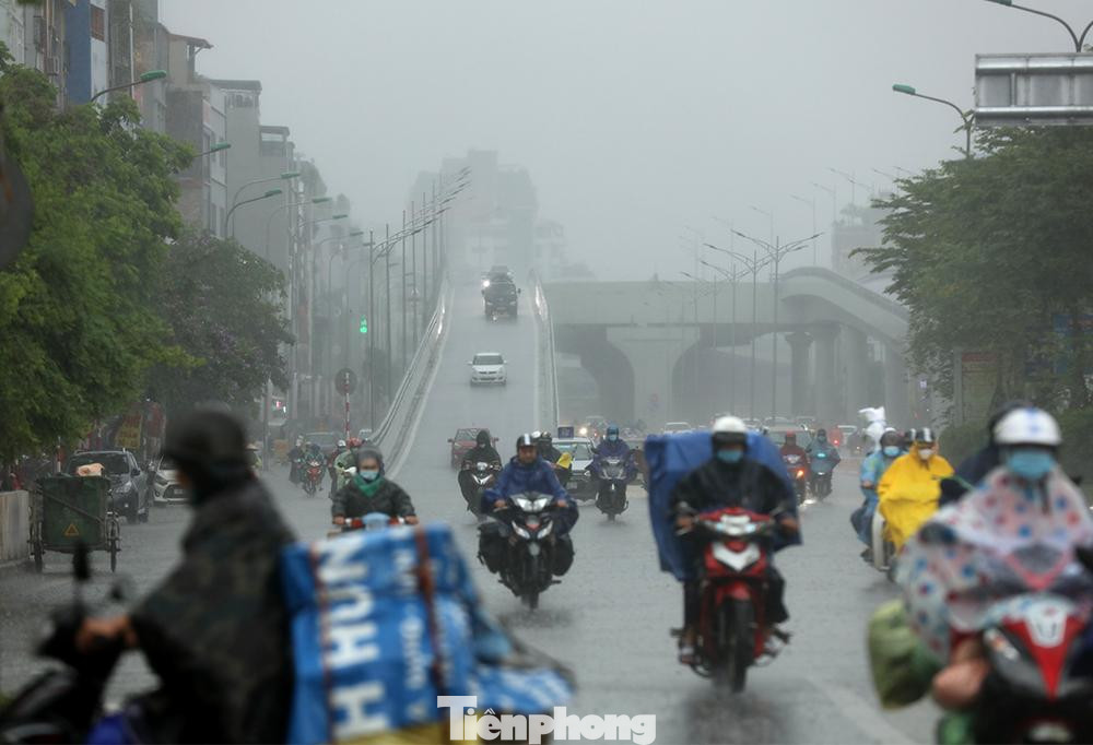 Đường vành đai 2 trên cao hướng về Ngã Tư Sở, các phương tiện như ô tô phải bật đèn chiếu sáng do cơn mưa nặng hạt. Đường vành đai 2 trên cao hướng về Ngã Tư Sở, các phương tiện như ô tô phải bật đèn chiếu sáng do cơn mưa nặng hạt.