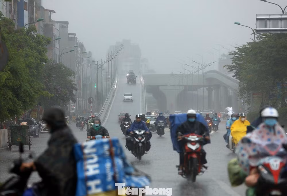 Đường vành đai 2 trên cao hướng về Ngã Tư Sở, các phương tiện như ô tô phải bật đèn chiếu sáng do cơn mưa nặng hạt.