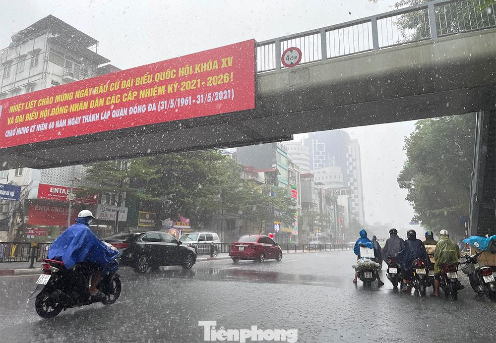 Mưa trắng trời, người dân trú mưa dưới gầm cầu đi bộ Mưa trắng trời, người dân trú mưa dưới gầm cầu đi bộ