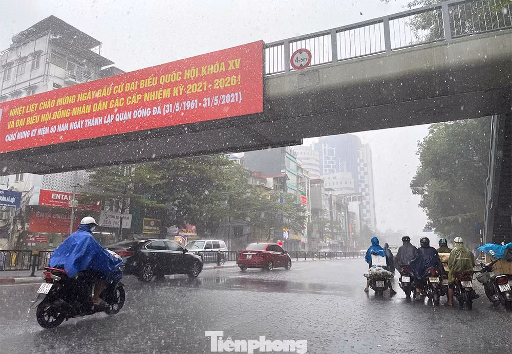 Mưa trắng trời, người dân trú mưa dưới gầm cầu đi bộ