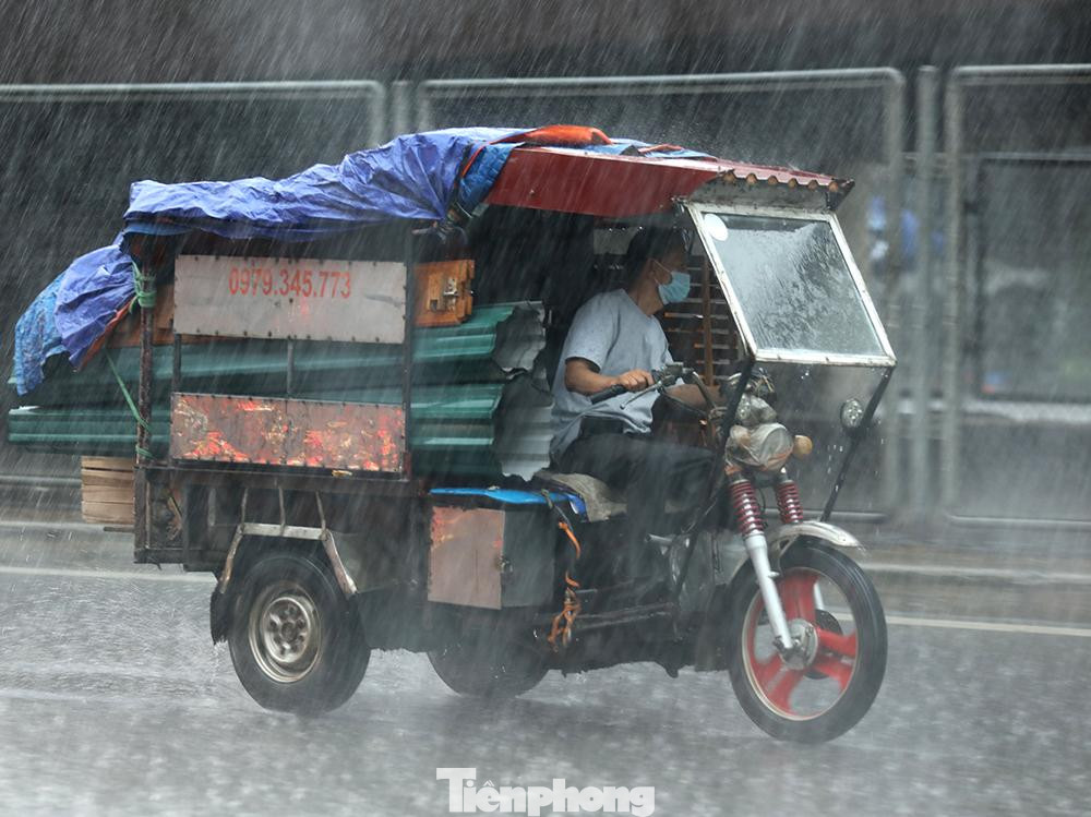 Một số tuyến phố có nguy cơ ngập úng như Đội Cấn, Liễu Giai, Ngọc Khánh, Cao Bá Quát, ngã tư Phan Bội Châu-Lý Thường Kiệt, Phùng Hưng, Bát Đàn, Đường Thành, Nguyễn Khuyến, Trường Chinh, Thanh Xuân, Vương Thừa Vũ, Quan Nhân, Nguyễn Tuân, Nguyễn Trãi, Minh Khai, Hoa Bằng, Yên Hòa, Cầu Giấy, Xuân Thủy, Dương Đình Nghệ, Giải Phóng, Tân Mai, Nguyễn Xiển, đường Phạm Văn Đồng, ga Nhổn, hâm chui dân sinh qua đại lộ Thăng Long. Một số tuyến phố có nguy cơ ngập úng như Đội Cấn, Liễu Giai, Ngọc Khánh, Cao Bá Quát, ngã tư Phan Bội Châu-Lý Thường Kiệt, Phùng Hưng, Bát Đàn, Đường Thành, Nguyễn Khuyến, Trường Chinh, Thanh Xuân, Vương Thừa Vũ, Quan Nhân, Nguyễn Tuân, Nguyễn Trãi, Minh Khai, Hoa Bằng, Yên Hòa, Cầu Giấy, Xuân Thủy, Dương Đình Nghệ, Giải Phóng, Tân Mai, Nguyễn Xiển, đường Phạm Văn Đồng, ga Nhổn, hâm chui dân sinh qua đại lộ Thăng Long.