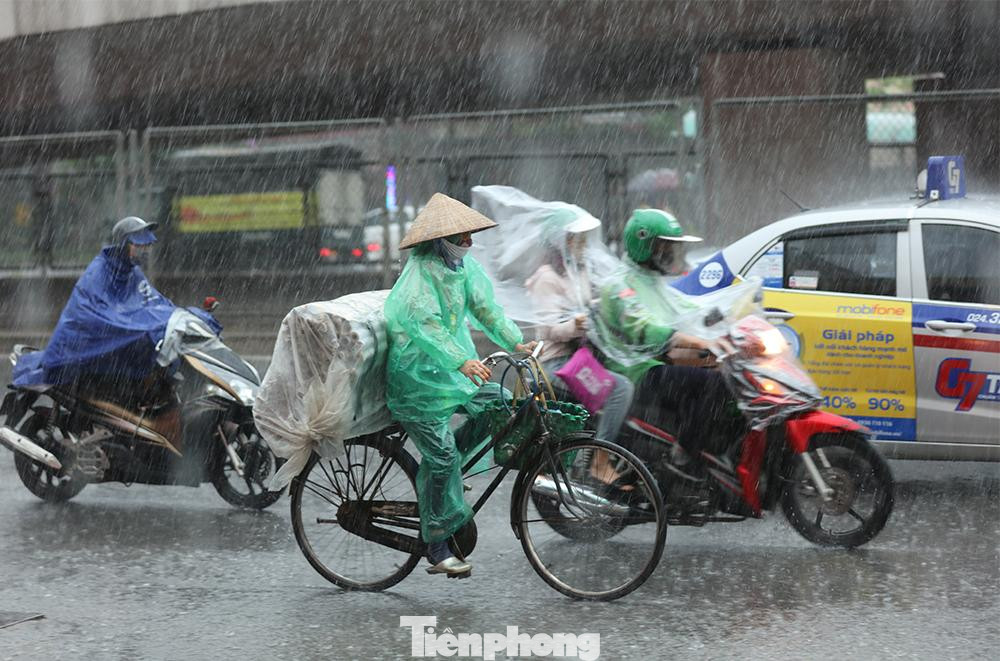 Trung tâm Dự báo Khí tượng Thủy văn Quốc gia cảnh báo, đợt mưa này có khả năng gây ngập úng cho nhiều tuyến phố nội thành với độ sâu phổ biến từ 15-25cm; một số tuyến phố có khả năng ngập sâu hơn với độ sâu từ 25-40cm. Trung tâm Dự báo Khí tượng Thủy văn Quốc gia cảnh báo, đợt mưa này có khả năng gây ngập úng cho nhiều tuyến phố nội thành với độ sâu phổ biến từ 15-25cm; một số tuyến phố có khả năng ngập sâu hơn với độ sâu từ 25-40cm.