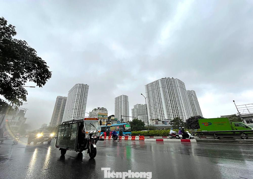 Cơn dông bao phủ toàn khu vực quận Thanh Xuân vào sáng nay Cơn dông bao phủ toàn khu vực quận Thanh Xuân vào sáng nay