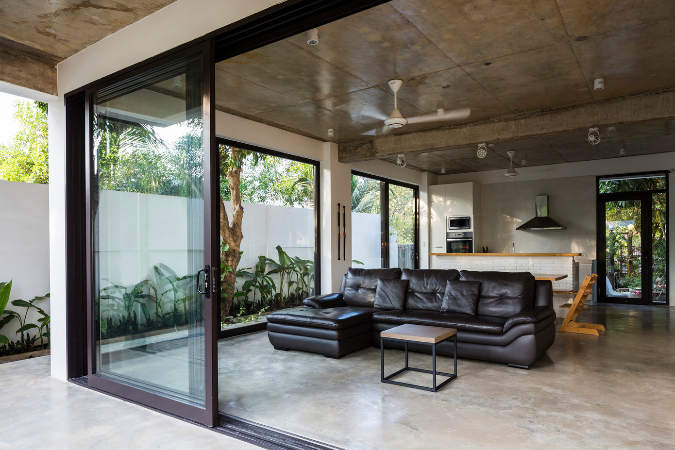 Ngôi nhà với cấu trúc hiện đại nhưng vẫn giữ được sự hoà hợp với cuộc sống nông thôn xung quanh, mang đến sự hài hòa giữa văn hóa Khmer -Việt Nam bản địa. Do đó, biệt thự mái lá này được nhiều trang tin và tạp chí kiến trúc của nước ngoài hết lời khen ngợi.