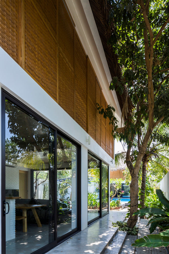 Các tấm cót ép tre không chỉ được sử dụng như tường bao bên ngoài mà còn là đặc trưng thiết kế trên cửa ra vào và tủ quần áo.