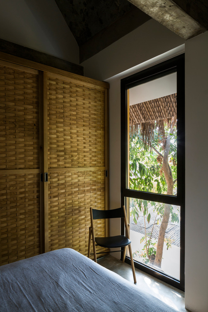Các tấm cót ép tre không chỉ được sử dụng như tường bao bên ngoài mà còn là đặc trưng thiết kế trên cửa ra vào và tủ quần áo.