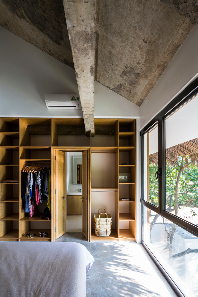 Diện tích xây dựng được giảm đến mức tối thiểu để giữ lại toàn bộ cây xanh hiện có. Mỗi khối đều có một không gian trống được mở tối đa ra khu vườn qua khung kính lớn ở tầng trệt.