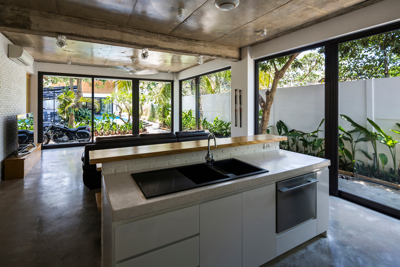 Diện tích xây dựng được giảm đến mức tối thiểu để giữ lại toàn bộ cây xanh hiện có. Mỗi khối đều có một không gian trống được mở tối đa ra khu vườn qua khung kính lớn ở tầng trệt.