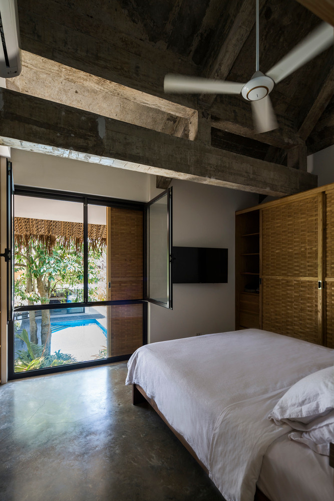 Trong khi mỗi ngôi nhà mang lại sự riêng tư cho mỗi thành viên thì sân trung tâm với hồ bơi, hiên và bếp ngoài trời là trung tâm “xã hội”, nơi các thành viên trong gia đình tương tác với nhau và tận hưởng các hoạt động ngoài trời.