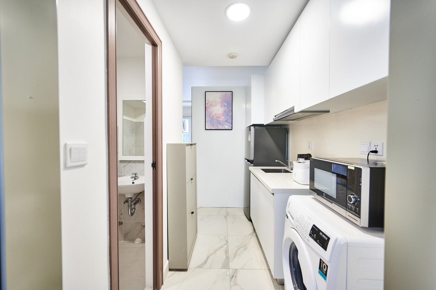 Phòng tắm được trang bị các thiết bị thông minh và đồng bộ với các không gian khác trong nhà. Không gian bếp rộng rãi với cách bố trí diện tích cho các vị trí phù hợp và thông minh.