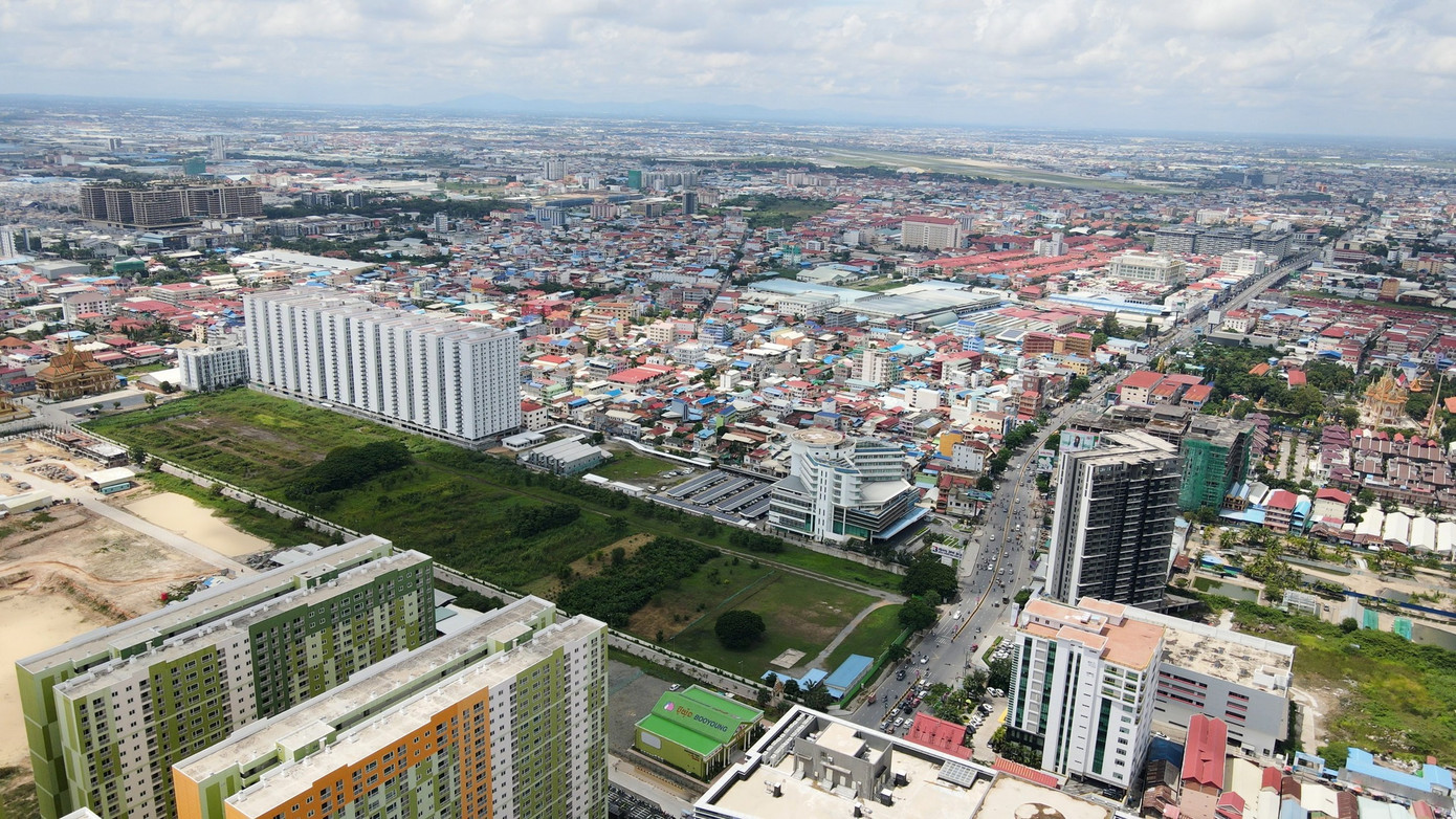 Dự án có vị trí đặc biệt thuận lợi khi chỉ mất 2 phút đi bộ là đến Bệnh viện Hoàng gia Phnom Penh, 5 phút đến Trường Quốc tế Northbridge Campuchia, 14 phút đến Sân bay Quốc tế Phnom Penh, khoảng cách gần với các ngân hàng, nhà hàng và doanh nghiệp.