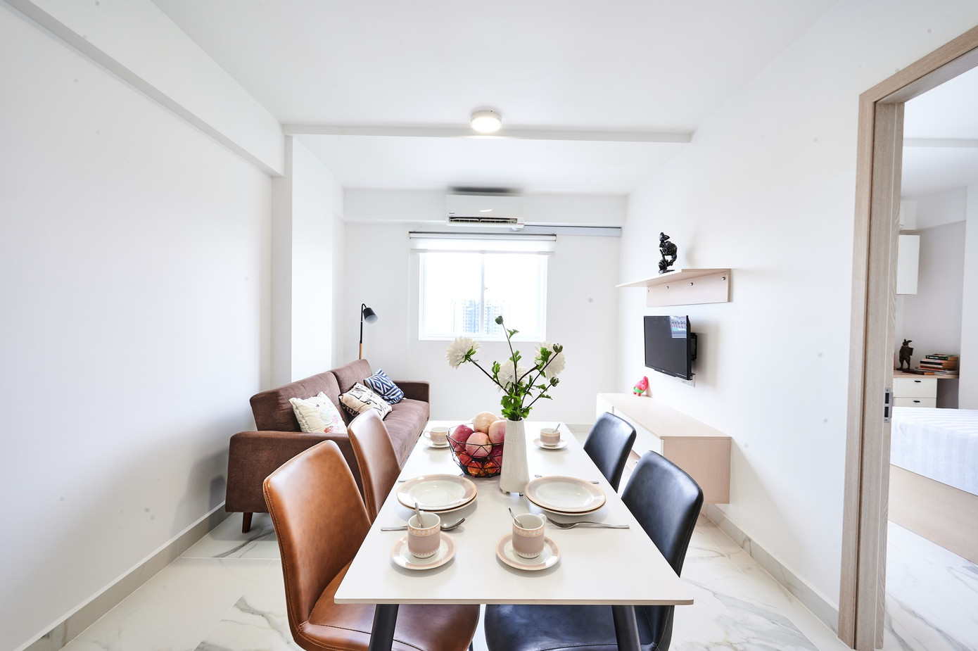 Khu vực ăn uống có thể trở thành góc học tập hoặc thư giãn sau giờ làm việc.