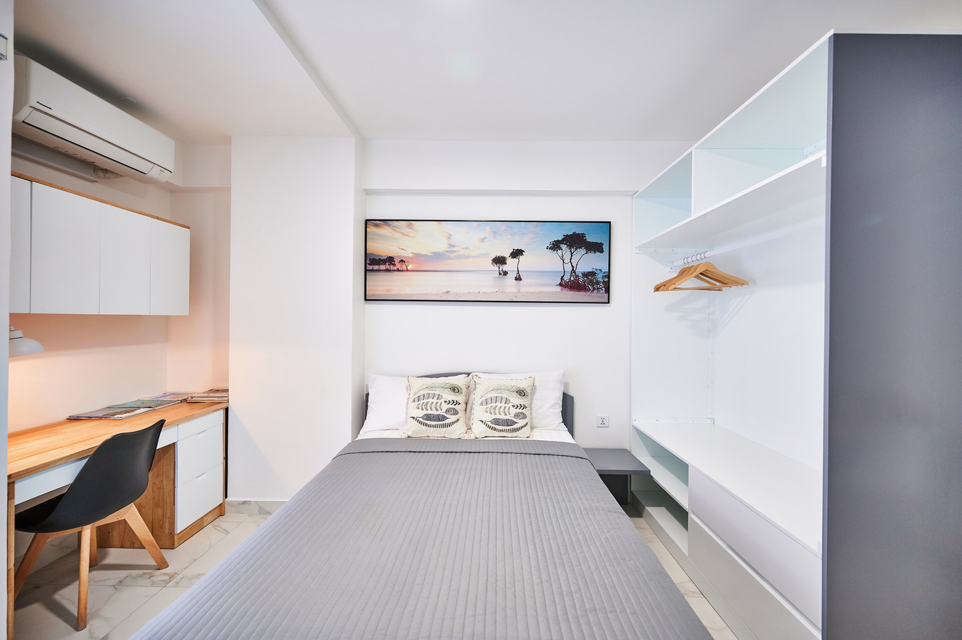 Mỗi căn hộ đều được được trang bị các nội thất tiêu chuẩn với TV, ghế sofa, ghế cho bàn ăn, tủ đựng quần áo, điều hòa,...